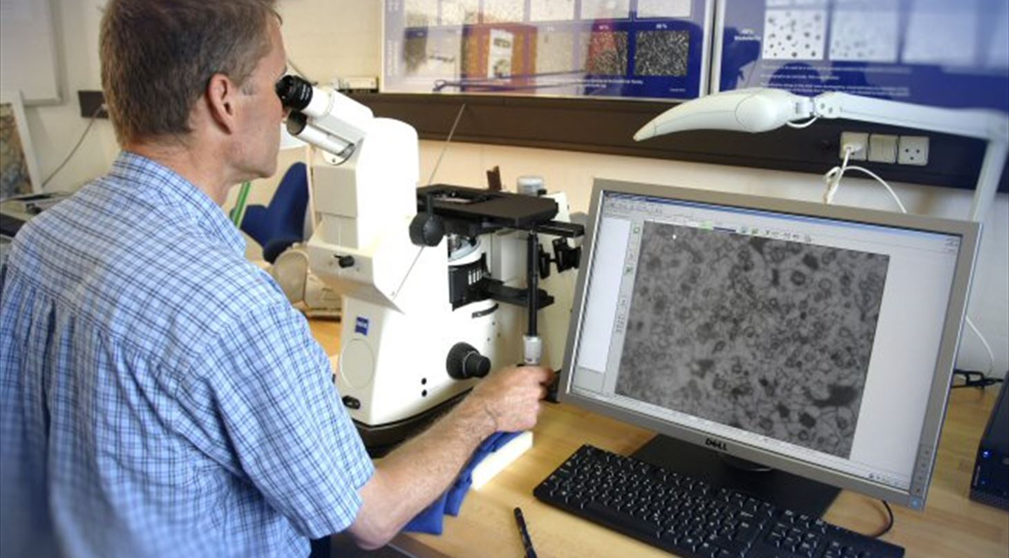 Man unders�ger emner i mikroskop